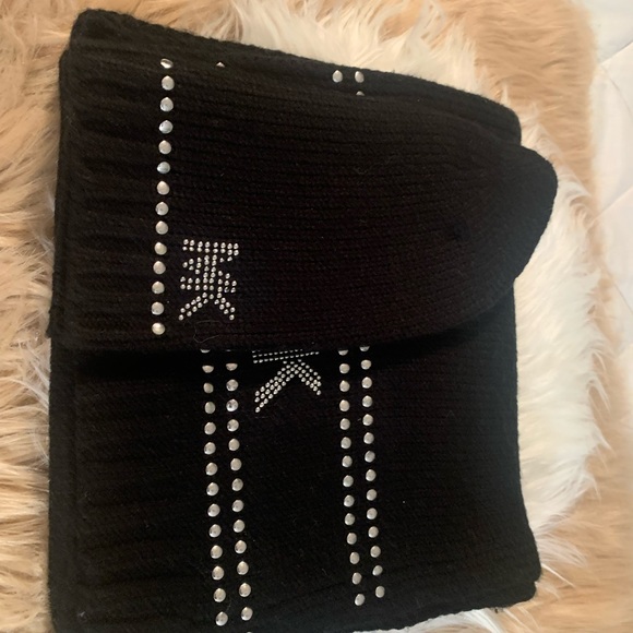 MICHAEL KORS HAT AND SCARF SET. - Picture 3 of 5